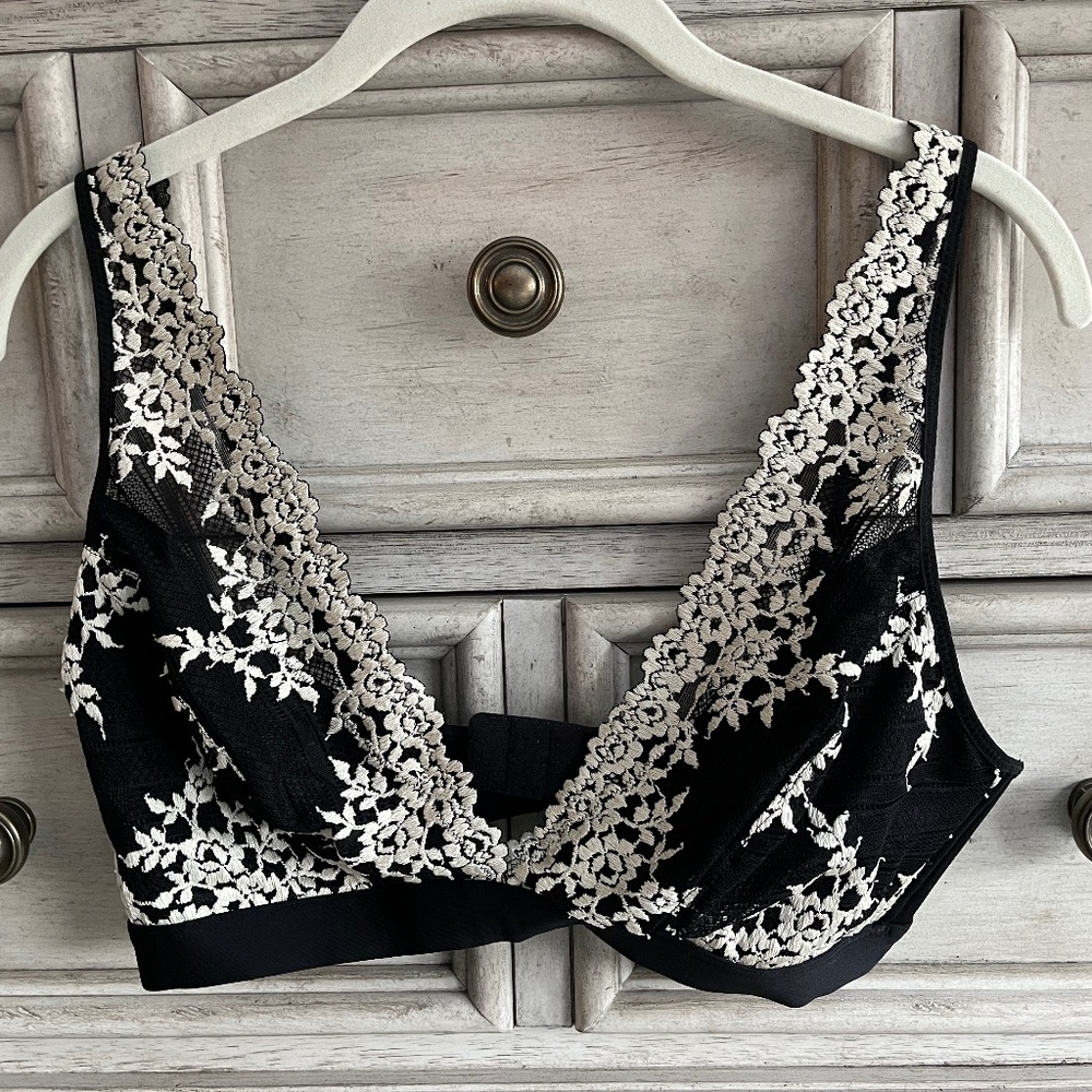 Wacoal Bralette Womens 40 Embrace Lace Embroidered Wire-free Plunge Black 852191